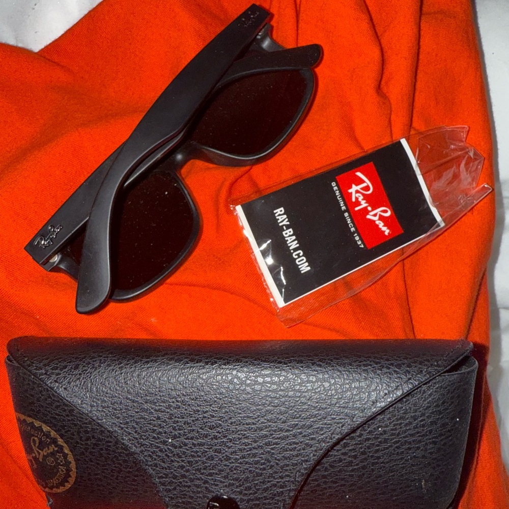 Ray-Ban Black Classic sunglasses